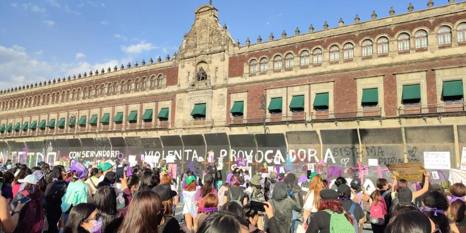Mujeres se manifiestan frente a Palacio Nacional