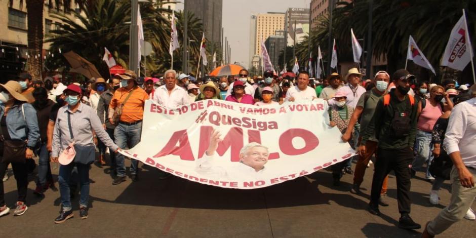 Simpatizantes de AMLO promueven la Revocación de Mandato a favor del Ejecutivo, durante la Asamblea Legislativa de la Reforma Eléctrica en el Monumento a la Revolución.
