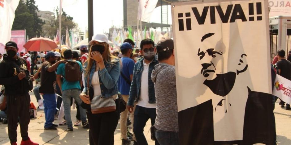 Una persona sostiene un cartel con la leyenda "Viva AMLO".