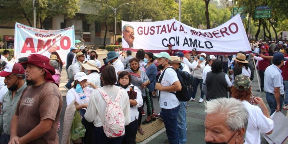Un contingente convocado por el alcalde de Gustavo A. Madero, Francisco Chíguil Figueroa, se hace presente en las inmediaciones del Monumento a la Revolución.