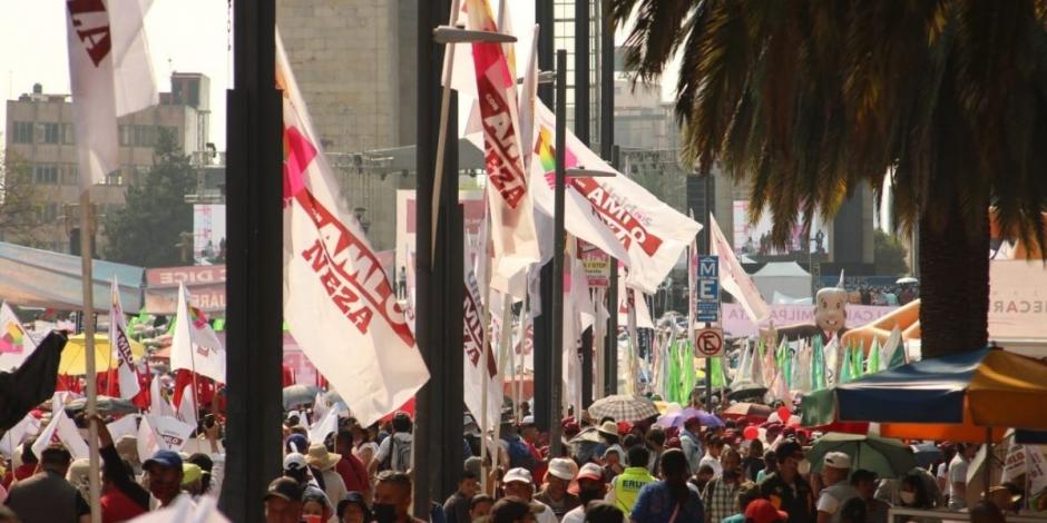 "¡Es un honor estar con Obrador!" o "¡No está solo, no está solo!", fueron algunas de las consignas durante la concentración.