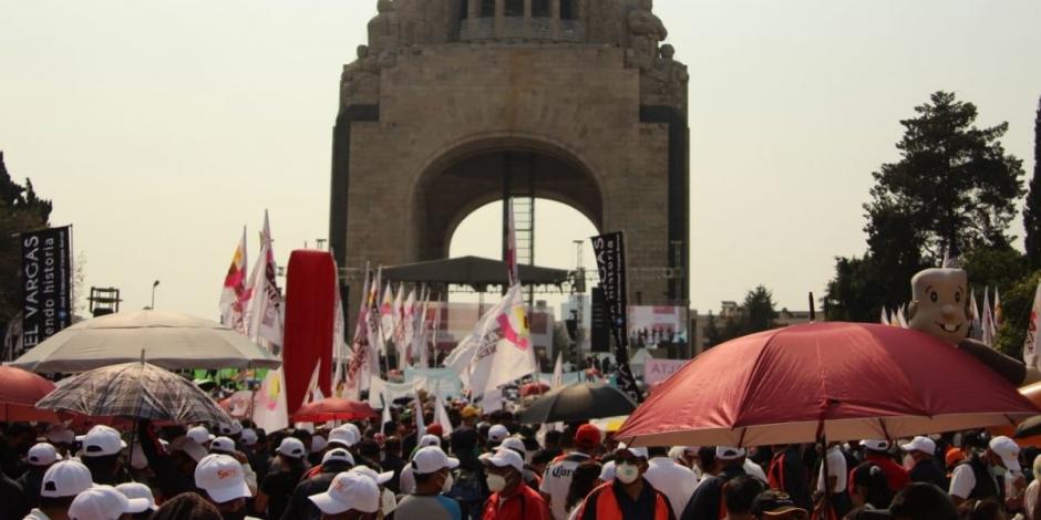 Cientos de personas abarrotan el Monumento a la Revolución por Asamblea de la Reforma Eléctrica.