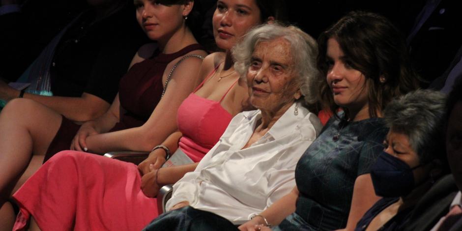 La escritora (al centro), junto con sus nietas en Bellas Artes.