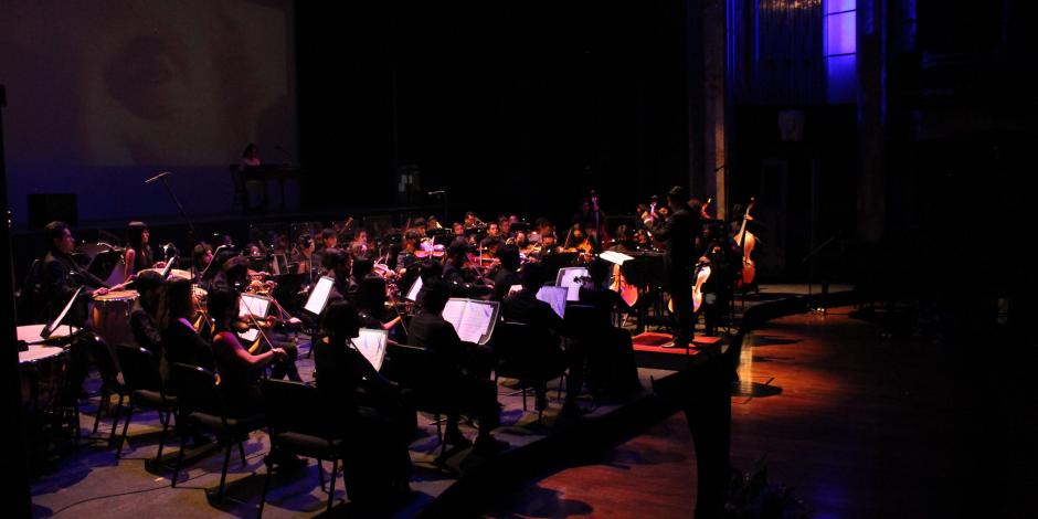 La Orquesta Escuela Carlos Chávez interpretó Conga del fuego nuevo.
