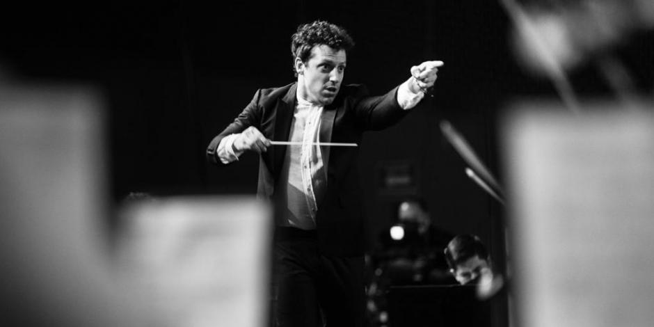 El director de orquesta chileno italiano Paolo Bortolameolli, en una sesión fotográfica durante un recital.