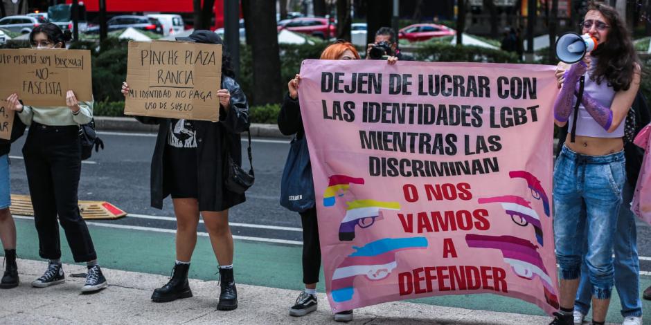 Las manifestantes afirmaron que en el establecimiento comercial "lucran" con las identidades LGBT.