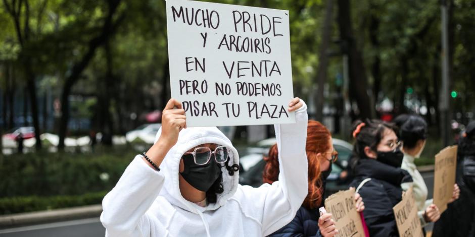Una protestante se manifiesta a las afueras de Reforma 222; denuncian actos lesbofóbicos y transfóbicos.
