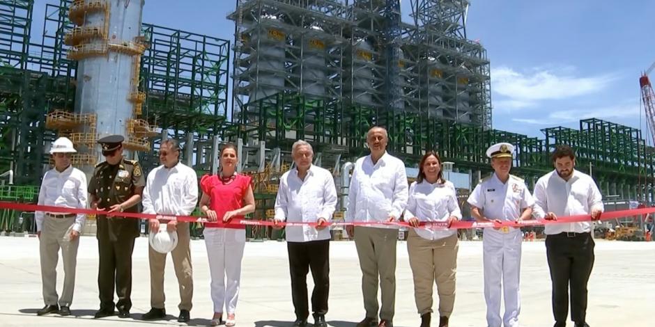 El Presidente Andrés Manuel López Obrador corta el listón con motivo de la inauguración de la Refinería de Dos Bocas.