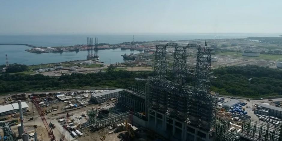 Fotografía panorámica de la refinería de Dos Bocas el día de su inauguración.