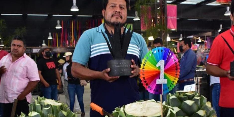 El maestro Octavio Salvador Martínez, obtuvo el primer lugar, su piña registró un peso de 224 kilogramos