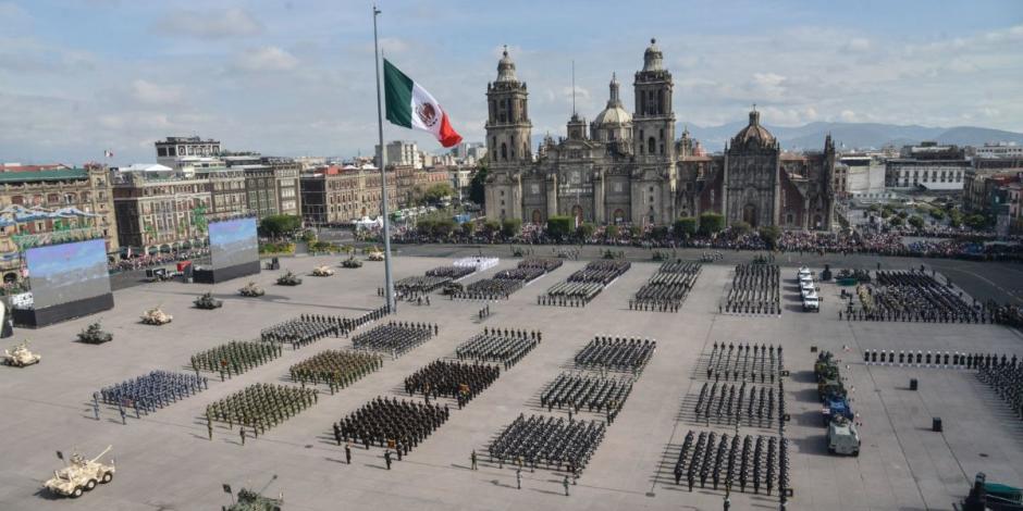 Foto panorámica de las fuerzas armadas del país reunidas en la explanada del Zócalo capitalino, previo al inicio del Desfile Militar en conmemoración del 212 aniversario de la Independencia de México..