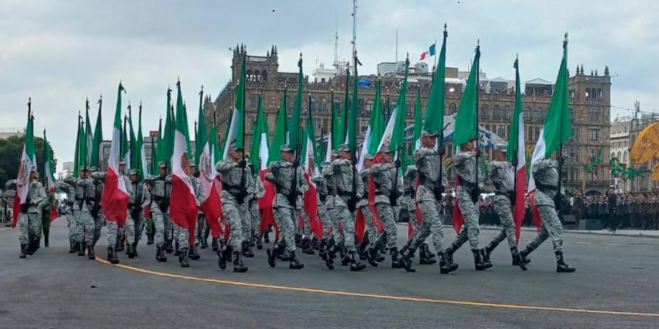 Con distinción y marcialidad mujeres y hombres del Ejército Mexicano, Fuerza Aérea, Guardia Nacional y Armada de México, desfilan portando con 71 Banderas de gasa.
