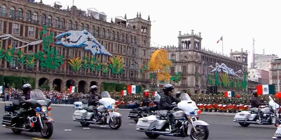 Descubierta de motociclistas del Ejército Mexicano, la Fuerza Aérea, la Guardia Nacional y la Armada de México en el Desfile Militar.