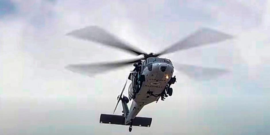 Personal de la #FuerzaAéreaMx realiza una “Sombrilla Aérea” con dos helicópteros MD-530 artillados con ametralladoras y lanzacohetes, simulando la cobertura y protección a las tropas en el campo de batalla.