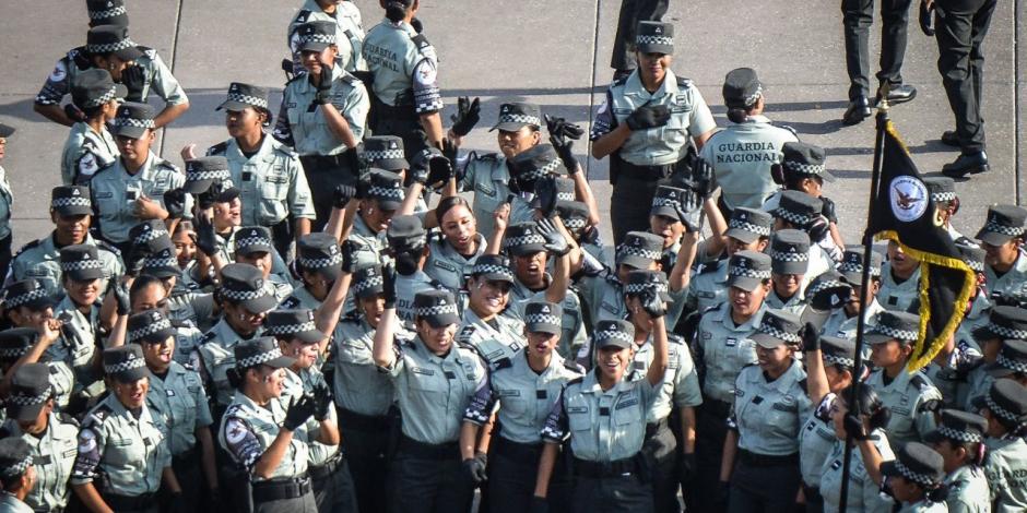Mujeres de la Guardia Nacional, previo al inicio del desfile militar en conmemoración del 212 aniversario de la independencia de México realizado en el zócalo capitalino.