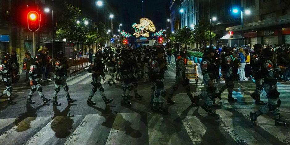 Tropas de diversas agrupaciones de las fuerzads armadas arribaron durante este viernes al Zócalo capitalino previo al Desfile de Independencia.