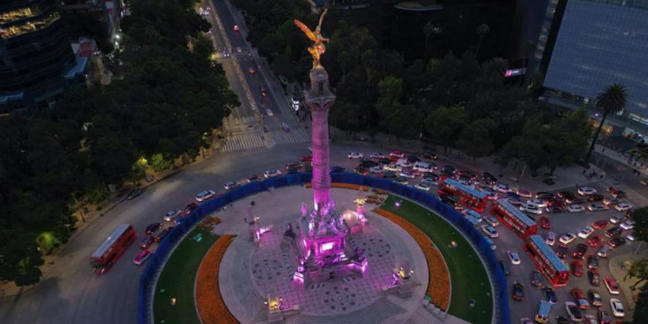 Fotografía panorámica del Ángel de la Independencia iluminado de rosa.