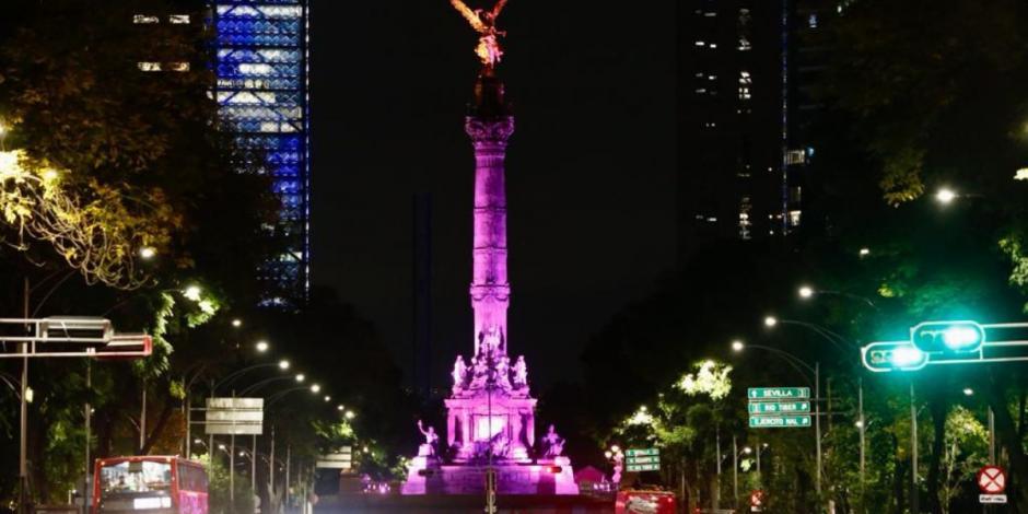 El Ángel de la Independencia resplandece de rosa entre el tráfico de la CDMX.