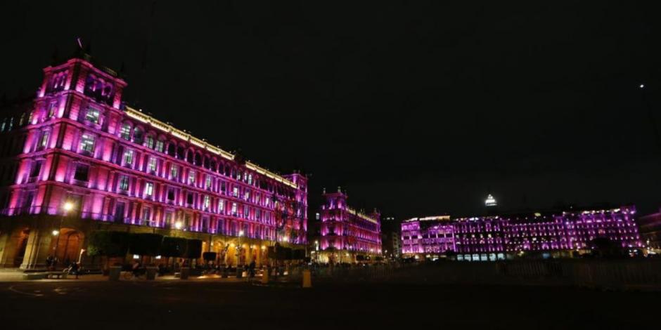 Los edificios de gobierno en el Zócalo capitalino también se sumaron al iluminado rosa.