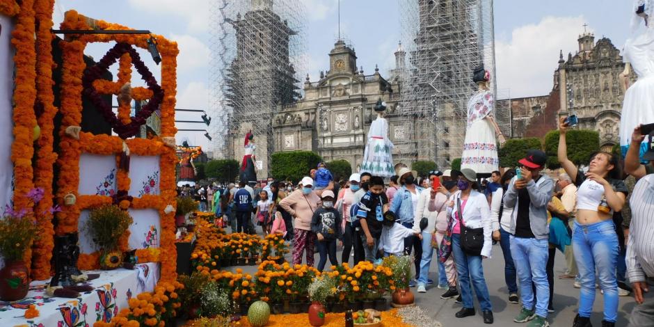 Capitalinos disfrutan Ofrenda Monumental en el Zócalo de la CDMX.