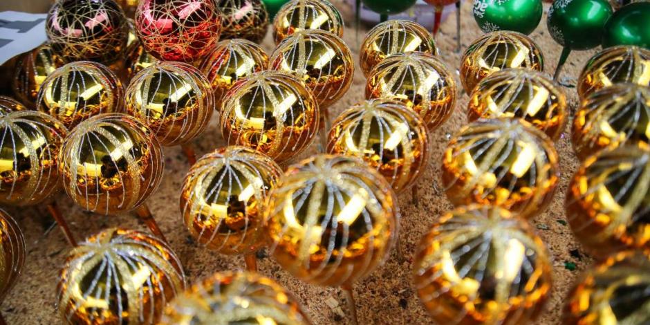 Artesanos estiman que hasta tres horas y media puede durar decorado de esferas.