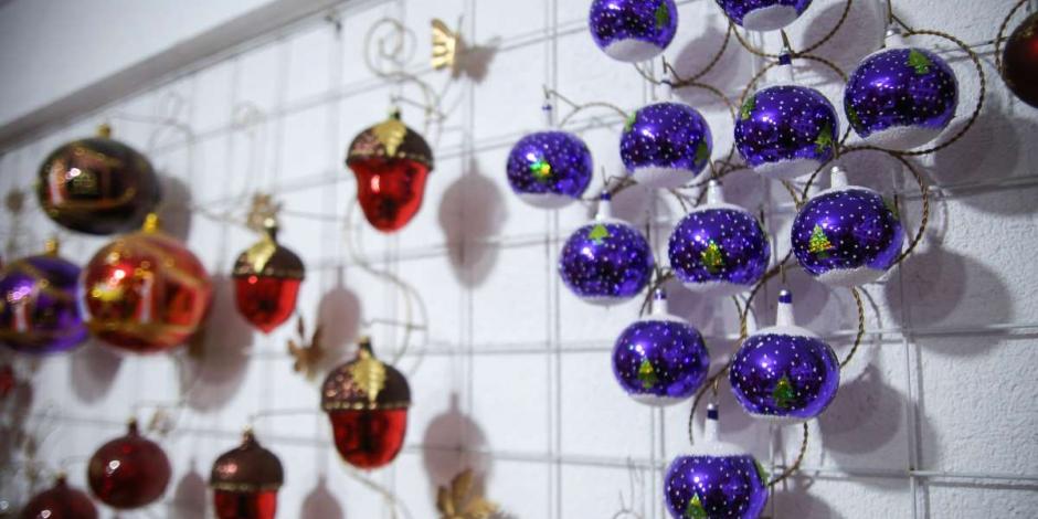 Esferas navideñas se utilizan en hogares con diferentes decoraciones.