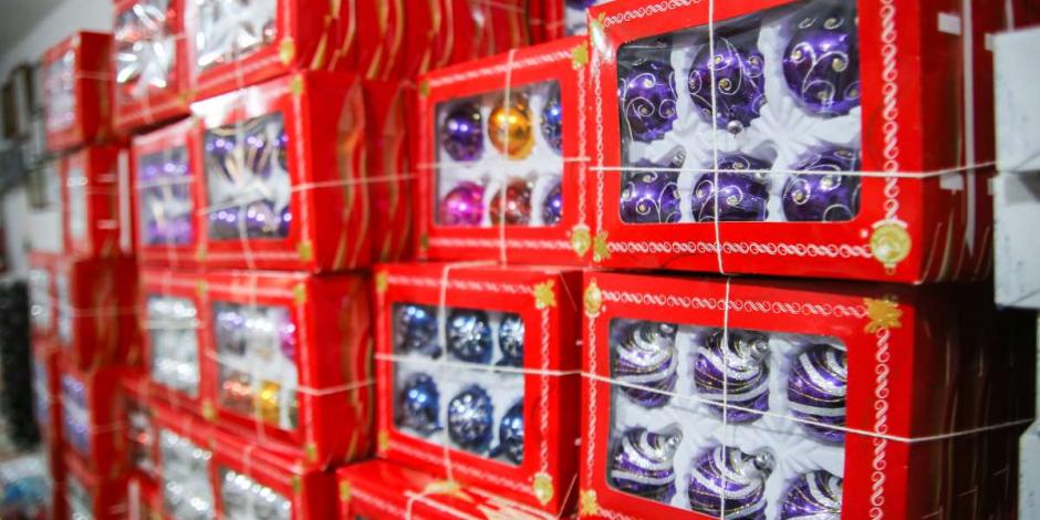 Esferas navideñas se empaquetan para distribuirse en mercados.