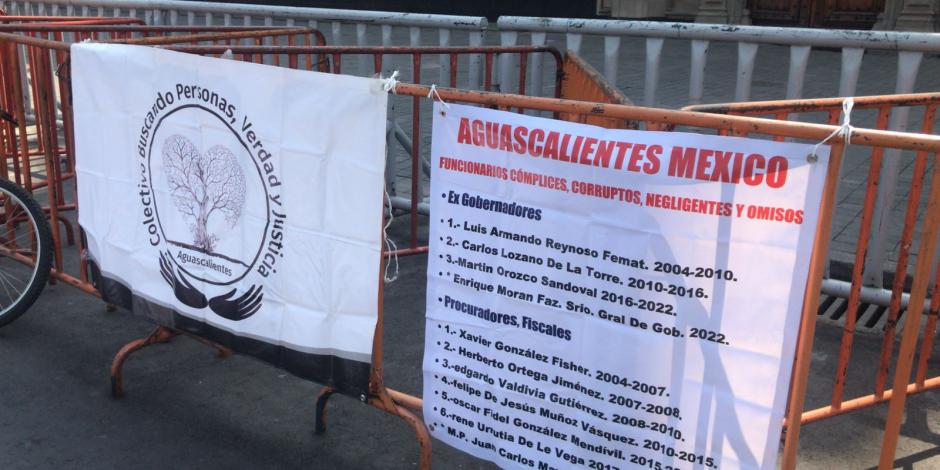 Padres y madres buscadoras exigiendo justicia frente a Palacio Nacional.