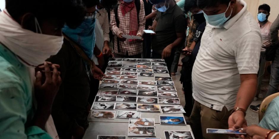 Con fotografías, pobladores buscan a sus familiares entre víctimas mortales.