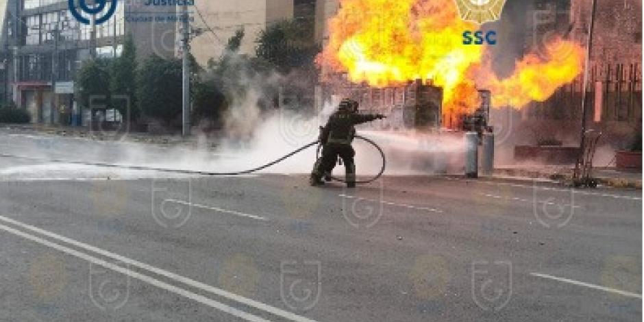 Incendio de camioneta con tanques de gas en Coyoac´na