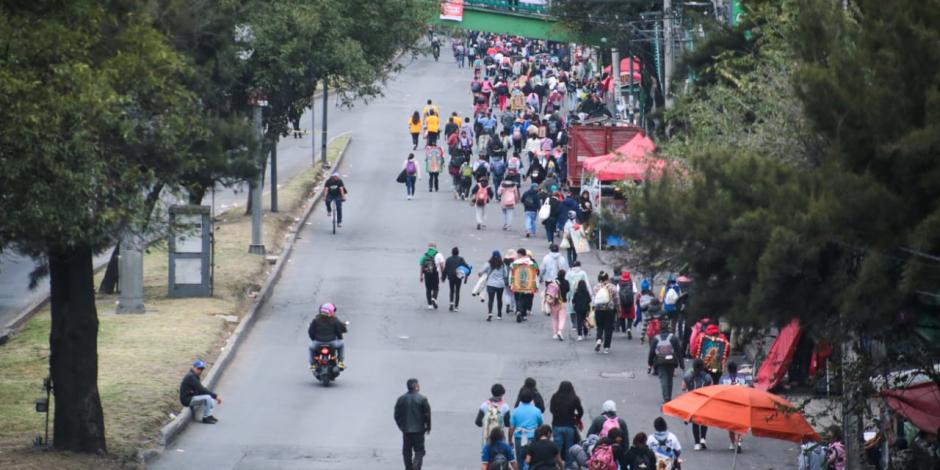 Miles abarrotan avenida Zaragoza en su camino a la Basílica