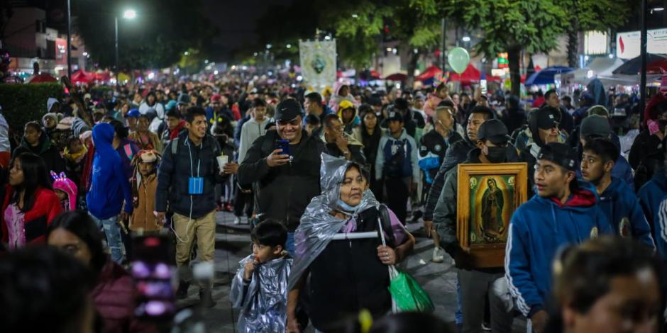Miles de peregrinos llegaron este lunes a la Basílica de Guadalupe para ver a la Virgen morena; la principal vía de acceso al recinto mariano es al Calzada de Guadalupe