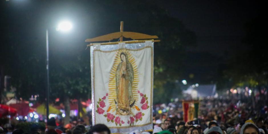 Miles de peregrinos llegaron este lunes a la Basílica de Guadalupe para ver a la Virgen morena; la principal vía de acceso al recinto mariano es al Calzada de Guadalupe