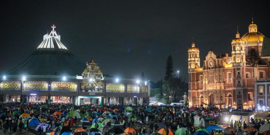 Sin importar el frío de esta noche, miles de peregrinos hacen presencia en el recinto ubicado en la alcaldía Gustavo A. Madero. Algunos de ellos pernoctarán en tiendas de campaña