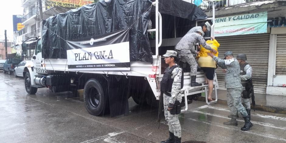 Sedena y GN colaboran en rescate a afectados por paso de John en Guerrero.