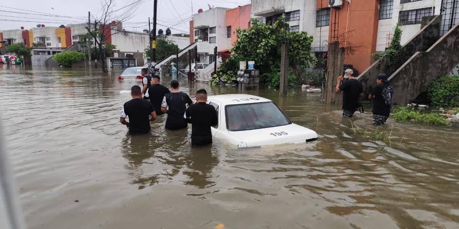 Sedena y GN colaboran en rescate a afectados por paso de John en Guerrero.