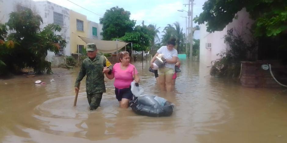 Sedena y GN colaboran en rescate a afectados por paso de John en Guerrero.