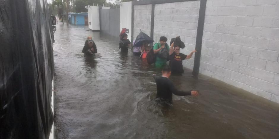 Sedena y GN colaboran en rescate a afectados por paso de John en Guerrero.