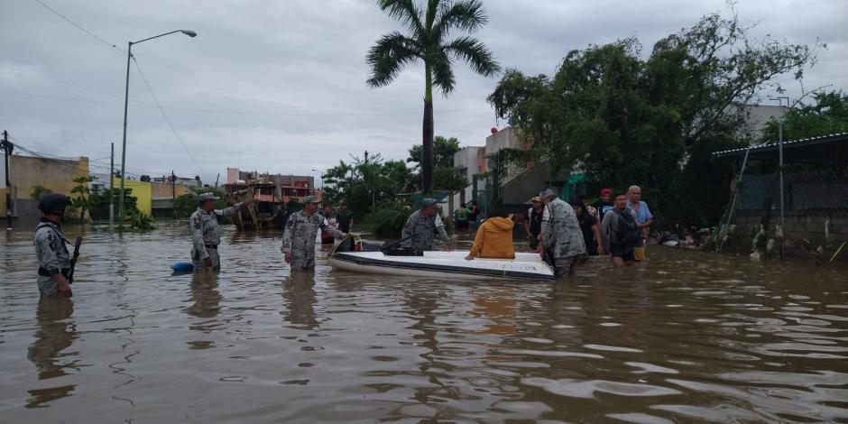 Sedena y GN colaboran en rescate a afectados por paso de John en Guerrero.