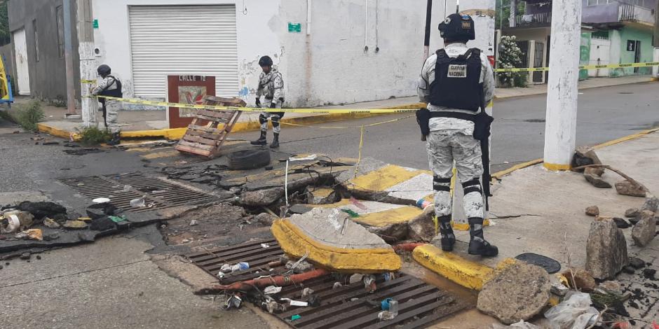 Sedena y GN colaboran en rescate a afectados por paso de John en Guerrero.