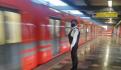Tras fallas en tren, usuarios del Metro caminan en túnel de Línea 8