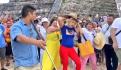 ¡Se lo sonaron! Turista escala pirámide de Chichén Itzá y lo castigan a “palazos” (VIDEO)