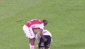 VIDEO: ¡Insólito! Expulsan a un futbolista en pleno partido por orinarse y su reacción le da la vuelta al mundo