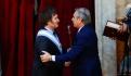 Arrojan botella a Javier Milei, nuevo presidente de Argentina | VIDEO