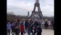 VIDEO: Hombre vende elotes frente a la Torre Eiffel, en Francia; se vuelve viral