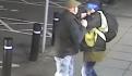 Hombre impide asalto al lanzarle un tanque de gas en la cabeza al ladrón (VIDEO)