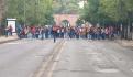 Normalistas bloquean otra vez vías del tren en Michoacán