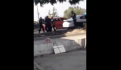(VIDEO) Policía forcejea para no ser detenido; se le escapa un disparo
