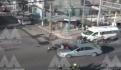 (VIDEO) Auto provoca volcadura de ambulancia, que además se lleva a un taxi
