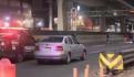 (VIDEO) Auto provoca volcadura de ambulancia, que además se lleva a un taxi